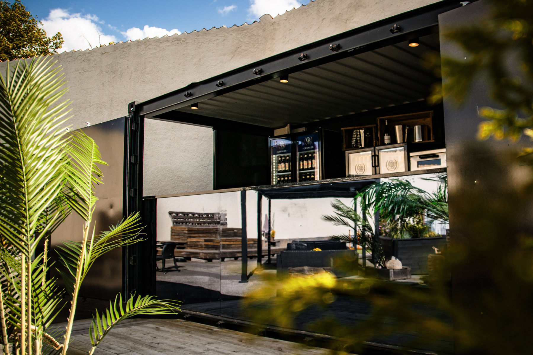 Innergård med container