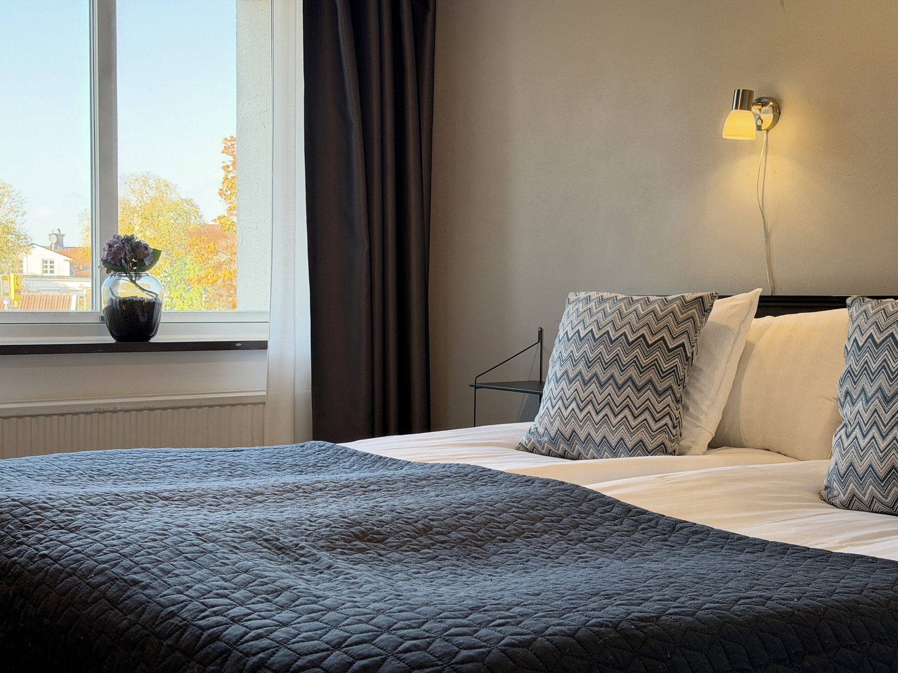Hotellrum säng vid fönster