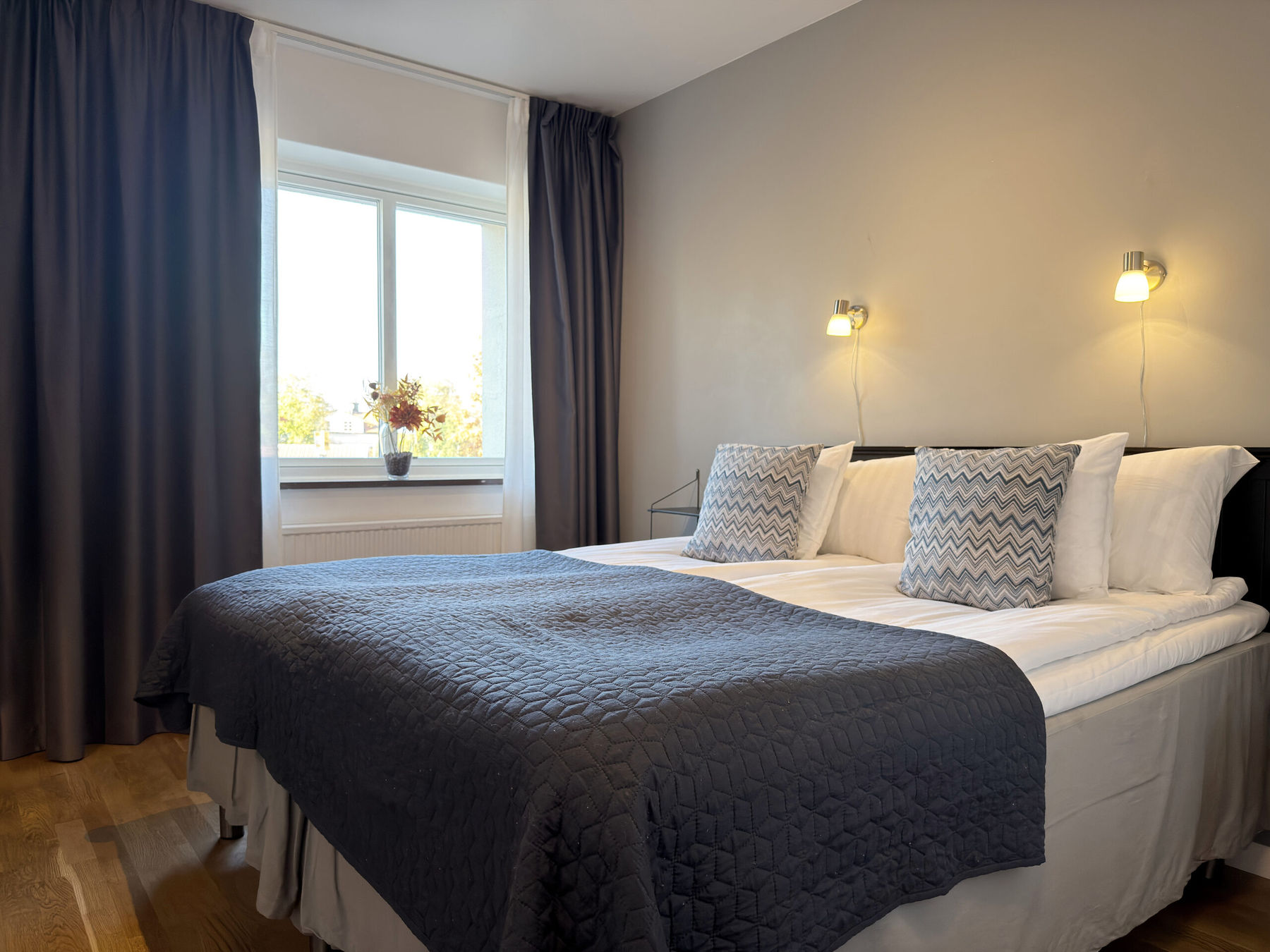 Hotellrum med dubbelsäng