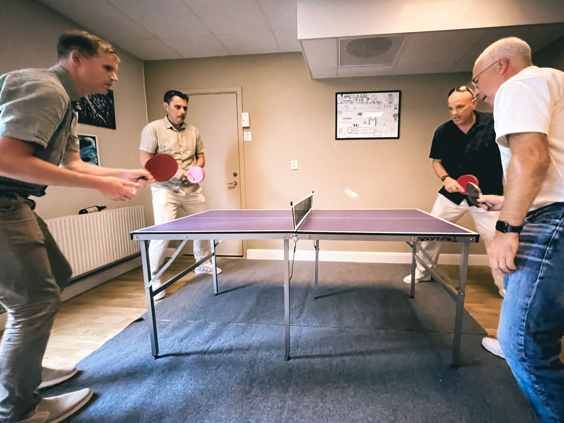 Pingis i aktivitetsrummet