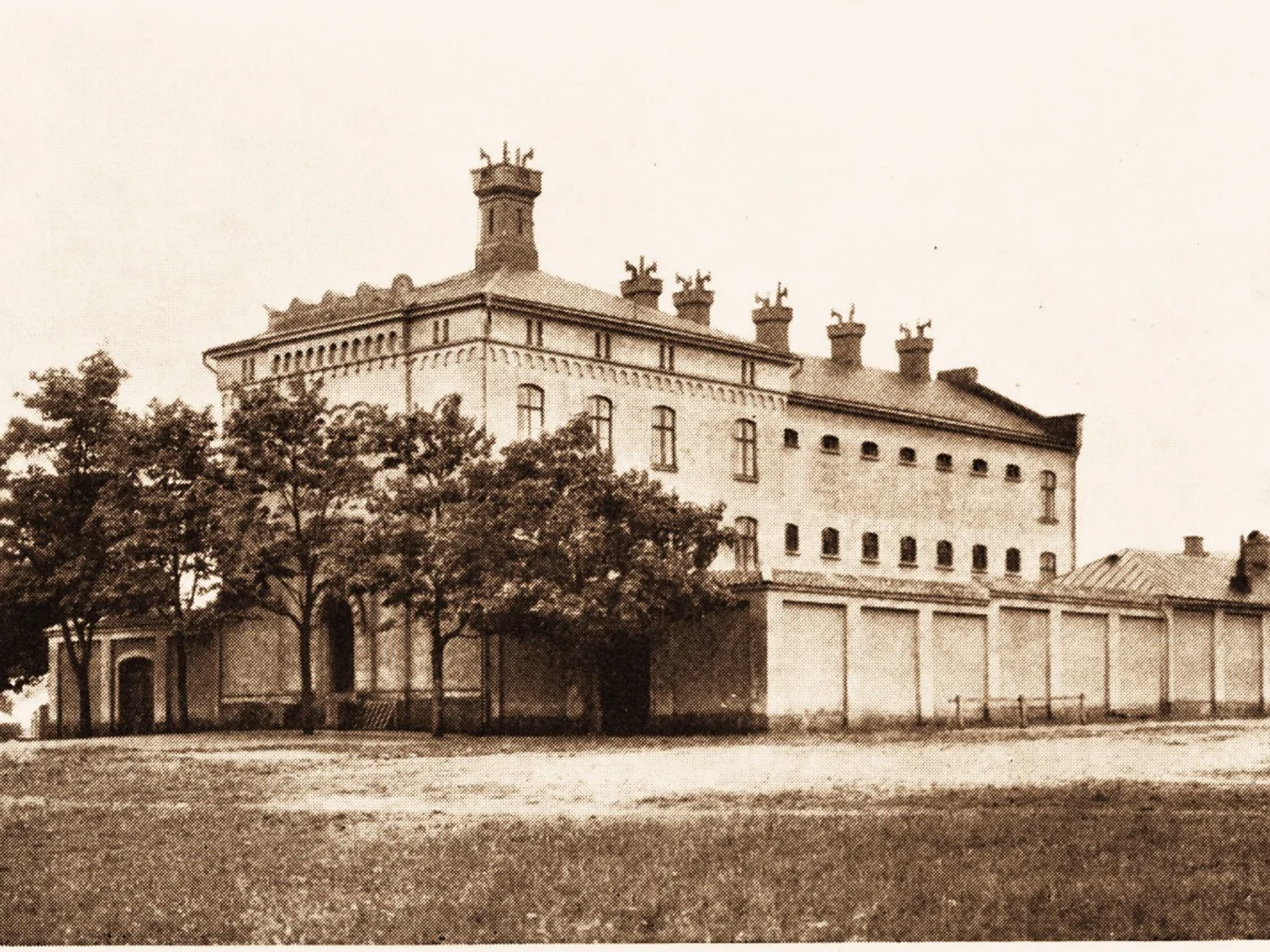 Historiskt svartvitt foto av fängelset