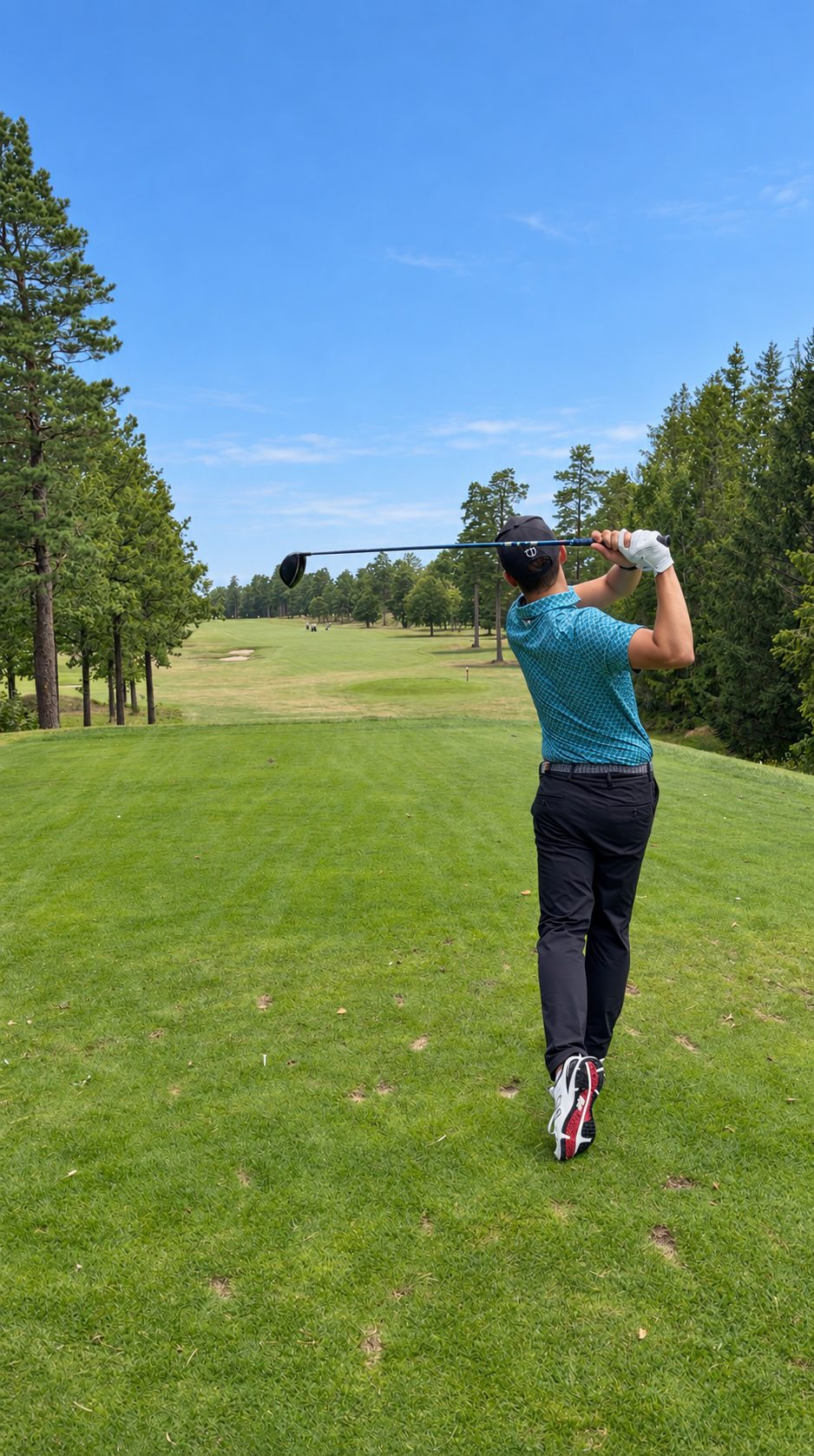 Golfare i genomsvingen på golfbanan i Västervik