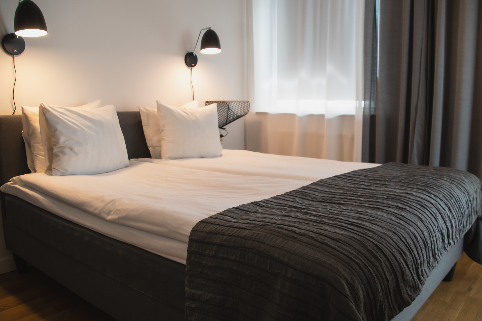 Hotellrum med dubbelsäng