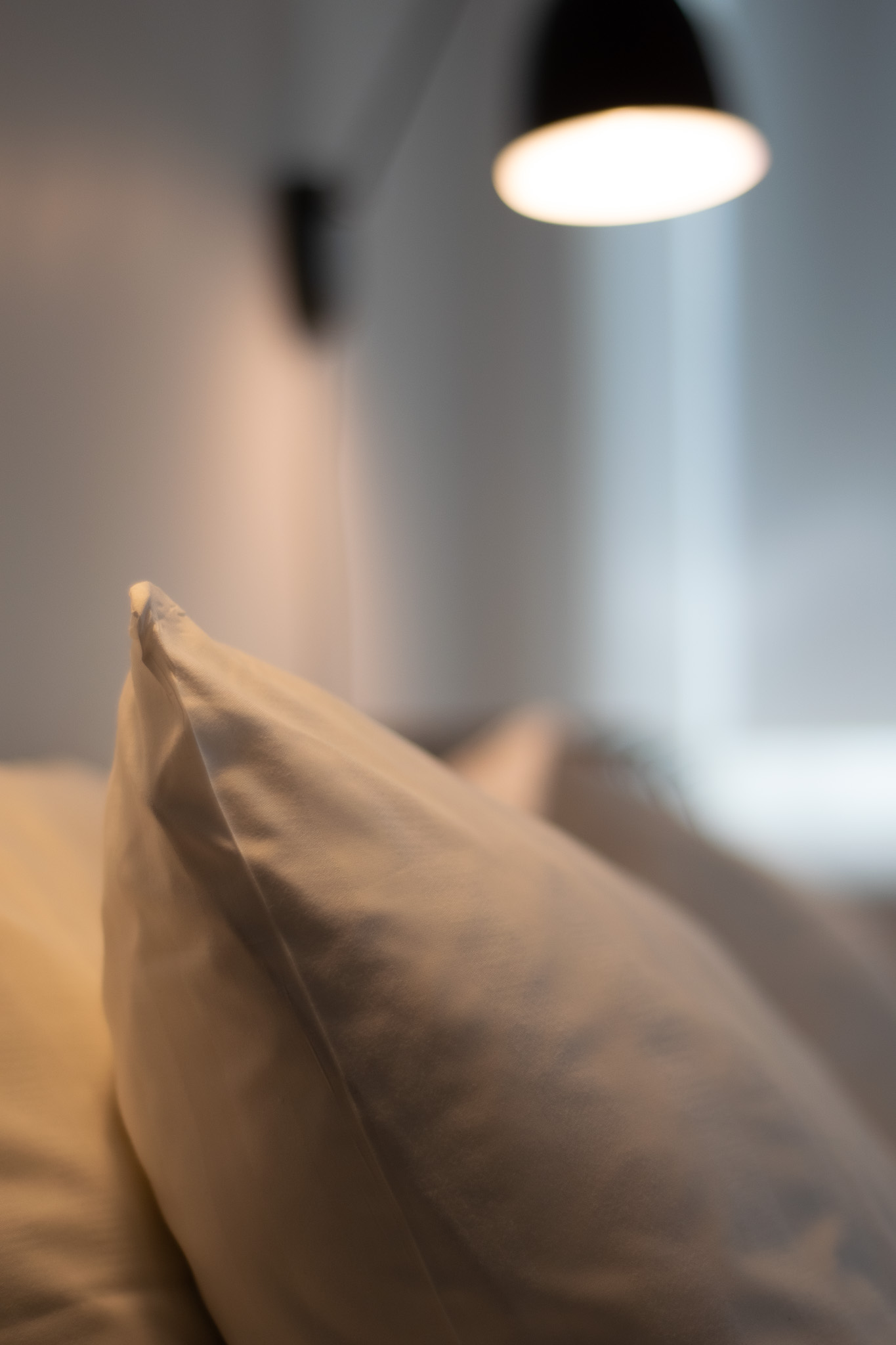 Kudde och lampa i hotellrum